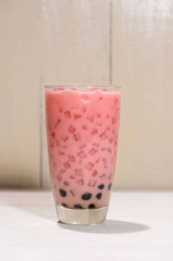 Süt çay buz küpleri ile