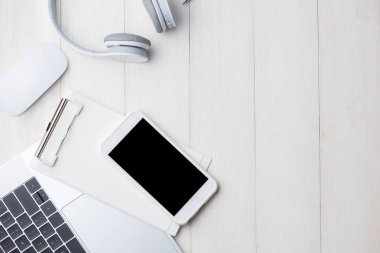Kulaklık ve smartphone ile dizüstü bilgisayar