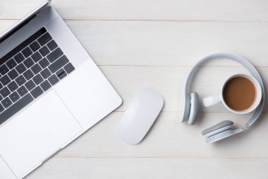 Kulaklık ve smartphone ile dizüstü bilgisayar