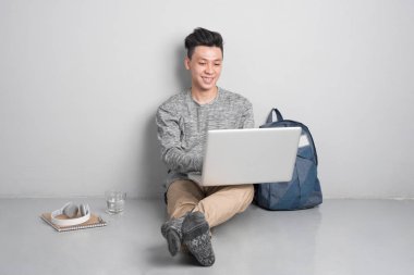 dizüstü bilgisayar kullanan adam