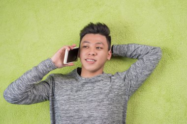 yakışıklı erkek ile smartphone