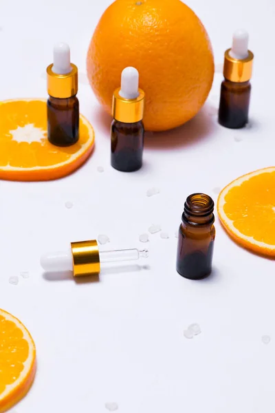 Recipientes cosméticos com fatias de laranja — Fotografia de Stock