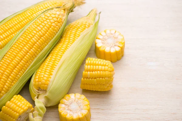 Kolby kukurydzy świeży — Zdjęcie stockowe