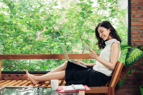  smartphon kullanan kadın