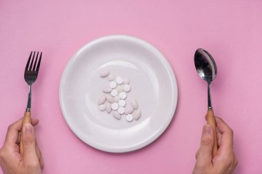  çatal ve bıçak tutan eller