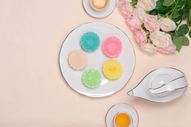 çay ve çiçekler ile kek