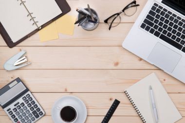 ffice araçları ve kahve fincanı