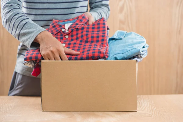 Caja de donación con ropa — Foto de Stock