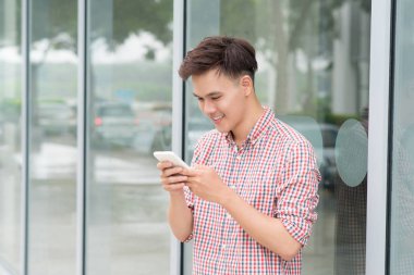 Cep telefonu kullanan adam