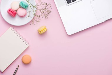 defter ve renkli macaroons