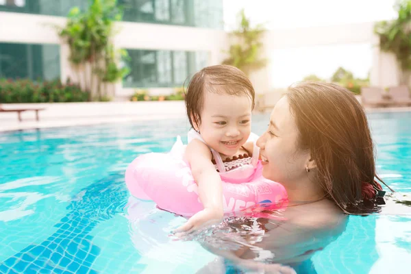 Madre e bambina in piscina — Foto Stock