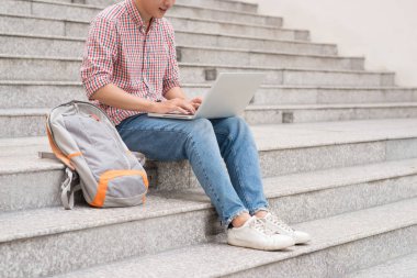 dizüstü bilgisayarda çalışma öğrenci