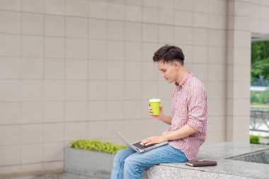 merdivenlerde oturan adam 