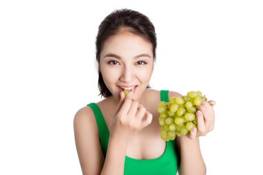 taze üzüm yiyen kız