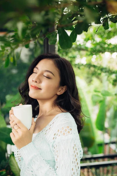 Joven asiático mujer con taza — Foto de Stock