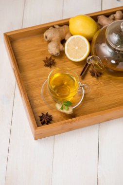 Limonlu zencefil çay fincan