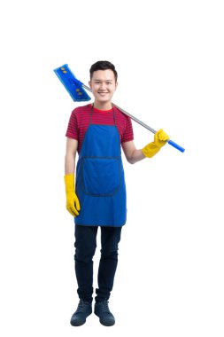 Ev işi yapan yakışıklı erkek.