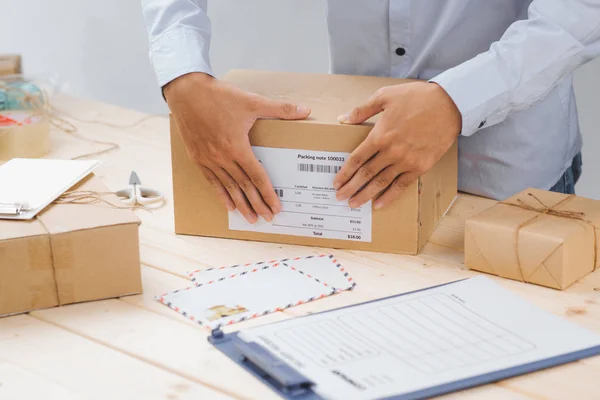 Entregador de embalagem caixa de papelão — Fotografia de Stock