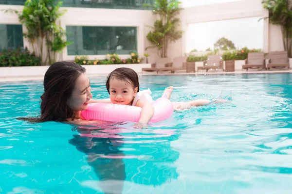 Madre e bambina in piscina . — Foto Stock