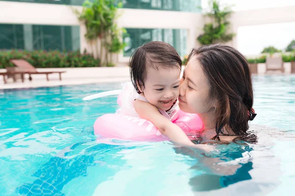 母亲和婴儿的女孩在游泳池. — 图库照片