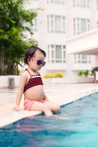 Niña en la piscina . —  Fotos de Stock