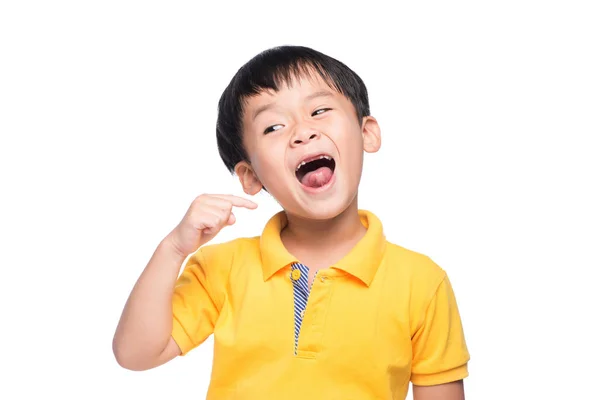 Malý chlapec, ukazující jeho mléčný zub — Stock fotografie