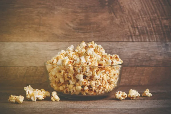 Karamell-Popcorn in Schüssel — Stockfoto