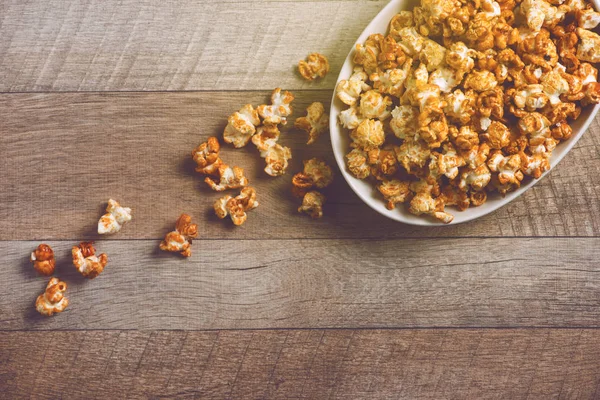 Karamell-Popcorn in Schüssel — Stockfoto