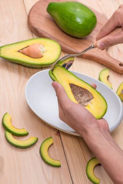 Taze organik avokado yeme