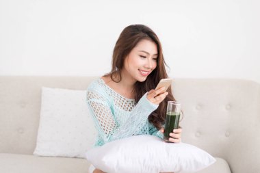 Akıllı telefon kullanan kadın