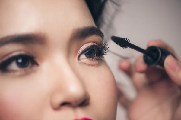 Gadis menyentuh eyeliner hitam untuk kelopak mata — Stok Foto