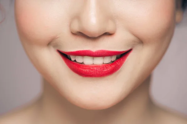 Γυναικεία χείλη με κόκκινο κραγιόν — Φωτογραφία Αρχείου