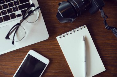 boş defter ve laptop