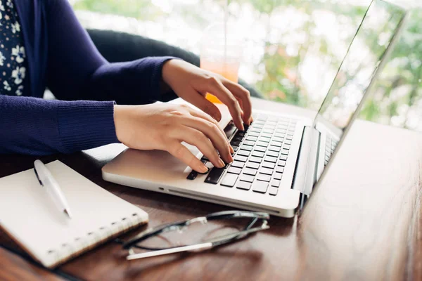 Dizüstü bilgisayarda çalışan kadın