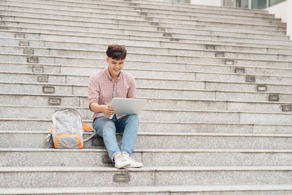 Bilgisayar kullanan öğrenci