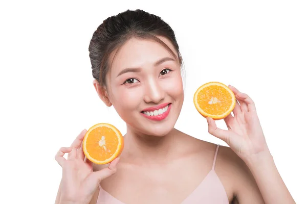 Vrouw met stukjes sinaasappel — Stockfoto