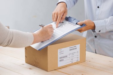 Kadın paket imzalama alınmasından