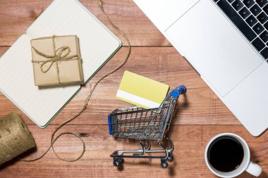 Küçük arabası ve gadget'lar