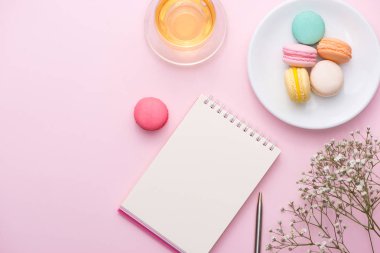 defter, macarons, çay