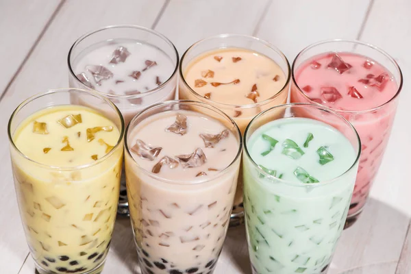 Süt çay buz inci ile