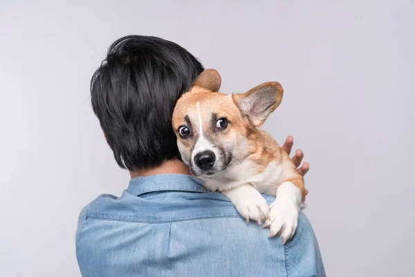 Hombre abrazando a su perro , — Foto de Stock