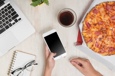 El cihazı ile pizza siparişi 