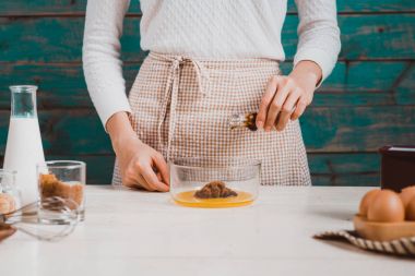 Pasta için hamur hazırlayan kadın.