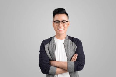 Kolları çapraz adam