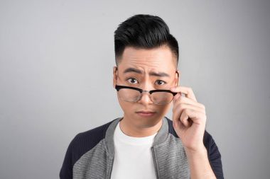 Gözlüklü genç işadamı