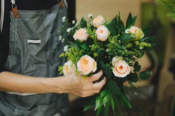 Floristería masculina haciendo ramo —  Fotos de Stock