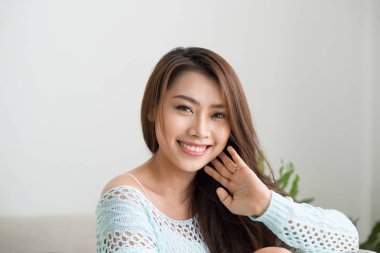 Gülümseyen genç Asyalı kadın yeşil taze sebze suyu o içme