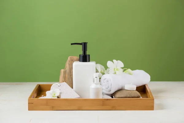 Samenstelling van de spa met cosmetische fles — Stockfoto