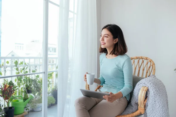 Mujer sosteniendo taza —  Fotos de Stock