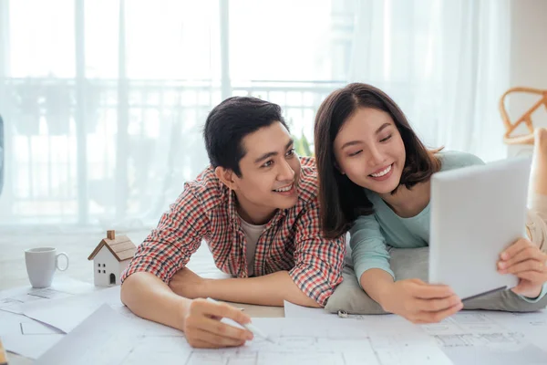 Paar kijken naar huis plannen — Stockfoto